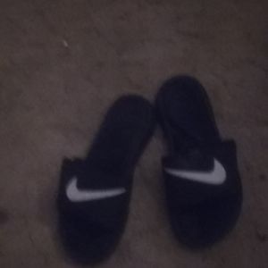 Nike slippers, black